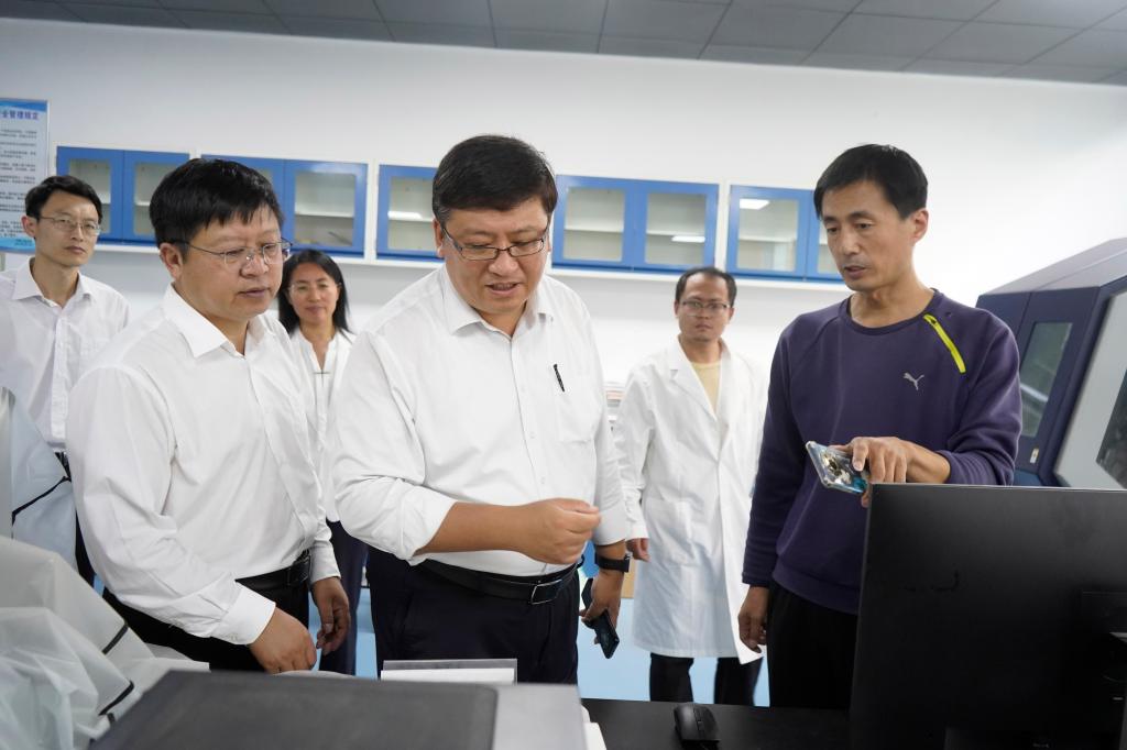 20250930校领导检查实验室、留学生4.JPG